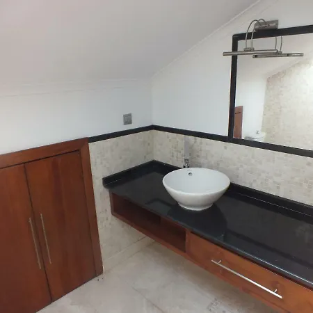 Hillcriest 4 Apartment *