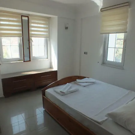 Hillcriest 4 Apartment